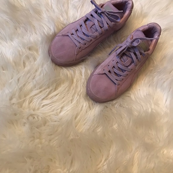 💜 Suede Lavender Pumas 💜 - Picture 5 of 7